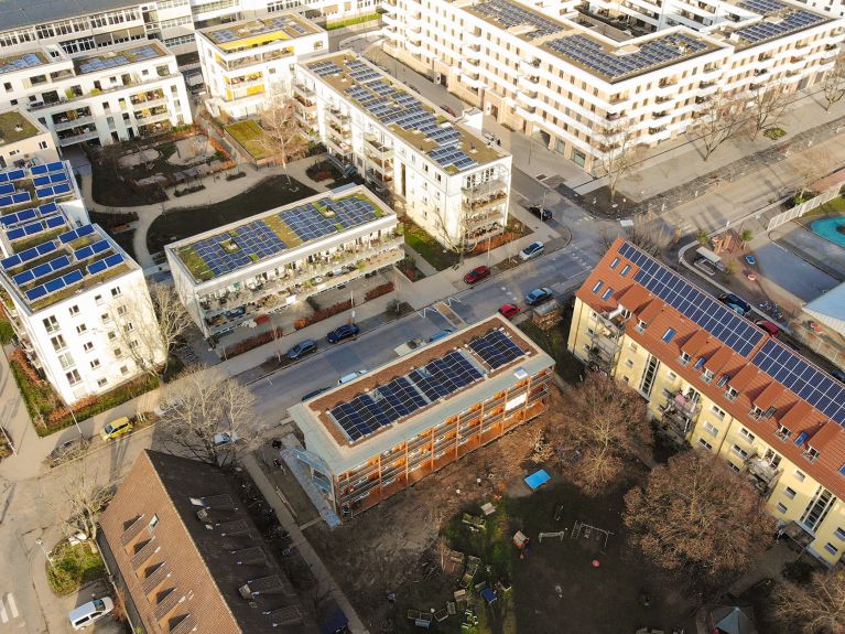 Mieterstrom-Projekt in Heidelberg. Auf den Dächern der Häuser sind Solarzellen installiert. 