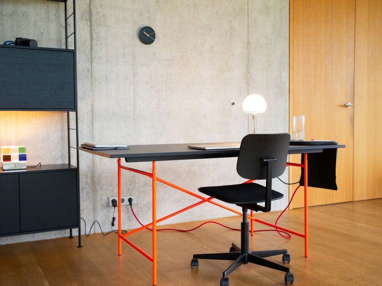 埃贡·艾尔曼于 1953 年设计的极简风格桌子，配有橙色桌架。