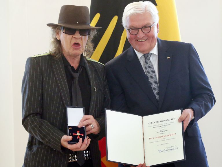 Bundespräsident Frank-Walter Steinmeier verlieh Lindenberg 2019 das Bundesverdienstkreuz.