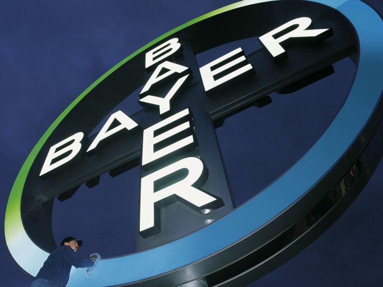 Bayer-Kreuz auf der Firmenzentrale bei Leverkusen