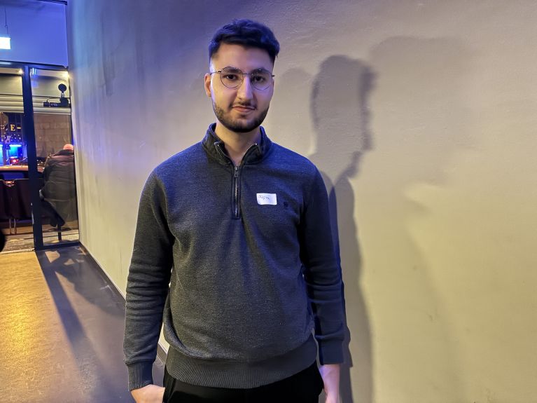 Mohamad se pone de buen humor al bailar música balcánica.