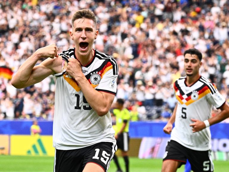 Nico Schlotterbeck zeigt nach seinem Kopfballtreffer jubelnd seinen Biceps.
