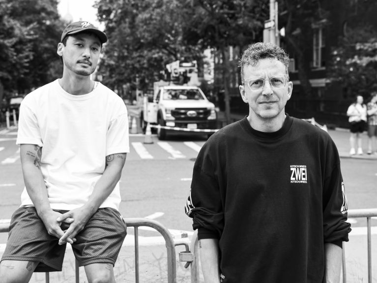 Christian Meyerholz und Christoph Erkes von KitschKrieg stehen am Washington Square in New York