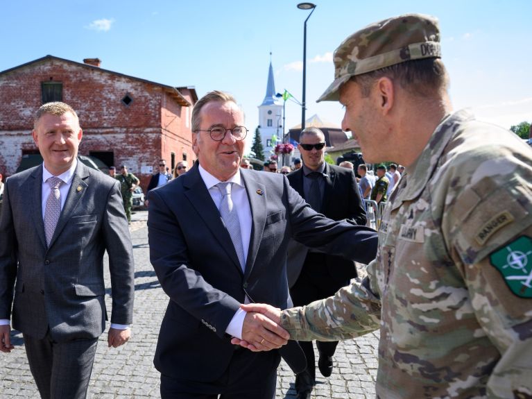 Verteidigungsminister Boris Pistorius bei der Übergabe an das 1. Deutsch-Niederländisches Korps in Estland.