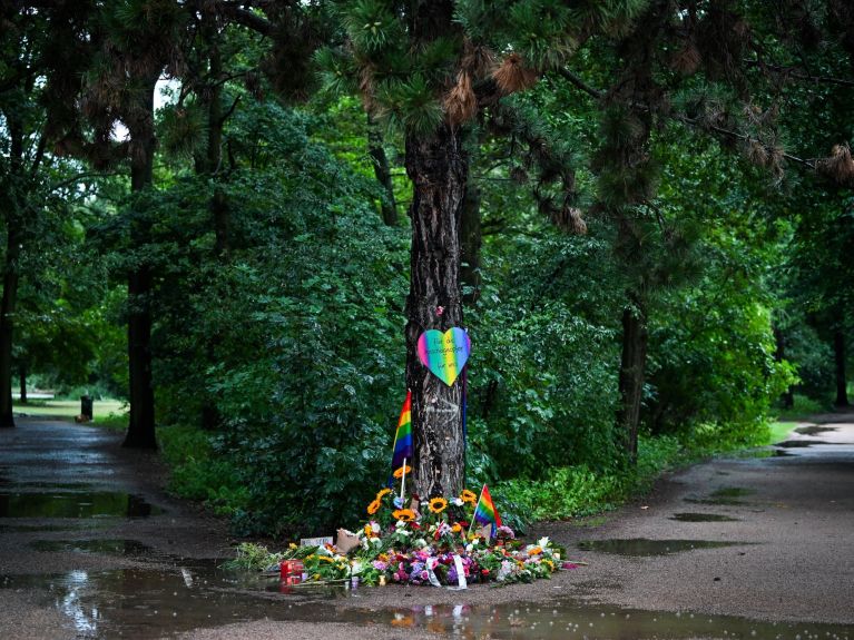 Blumen und Kerzen am Tatort des Anschlags auf den Berliner CSD.