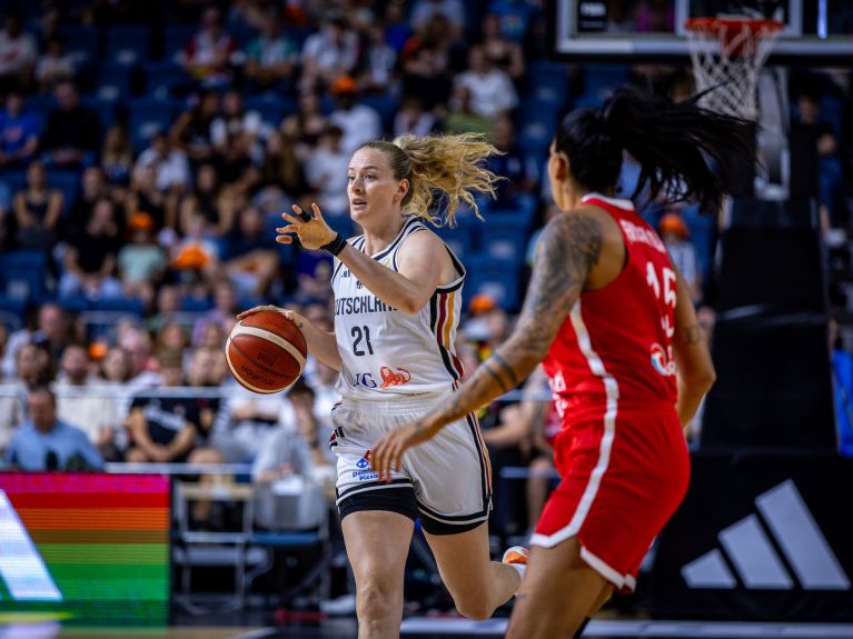 Ready for the Basketball World Cup: German team captain Marie Gülich during a preparation game against Turkey 