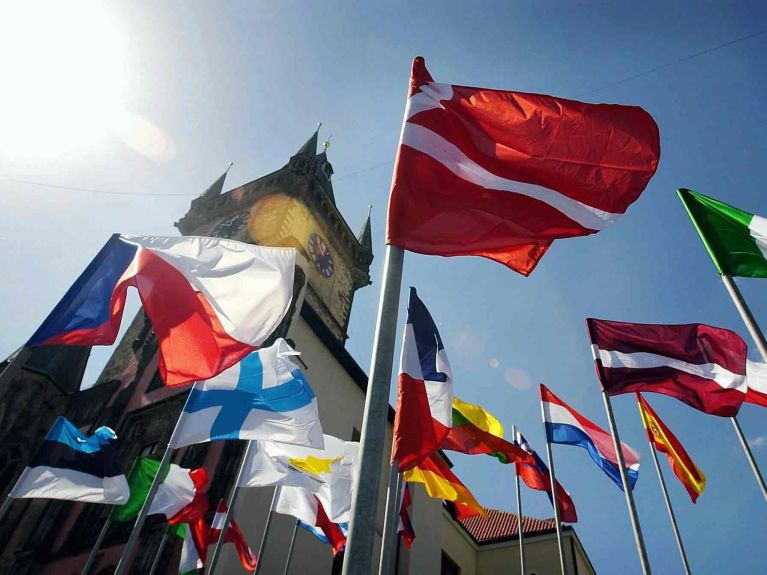 Flagi państw członkowskich UE przed ratuszem w Pradze w 2004 roku