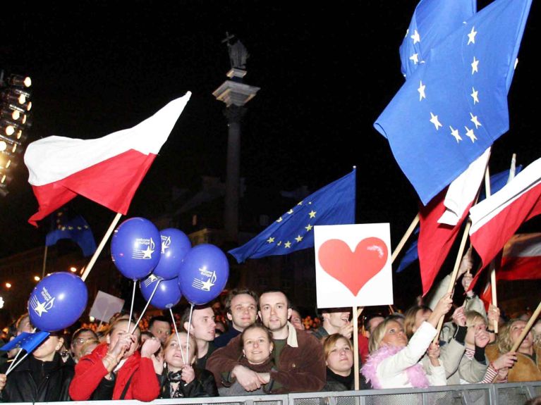 Ludzie świętują przystąpienie Polski do UE w Warszawie w 2004 r.