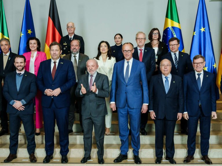 Le chancelier allemand Friedrich Merz et le président du Brésil Lula da Silva avec des représentants du gouvernement lors des consultations germano-brésiliennes à Hanovre
