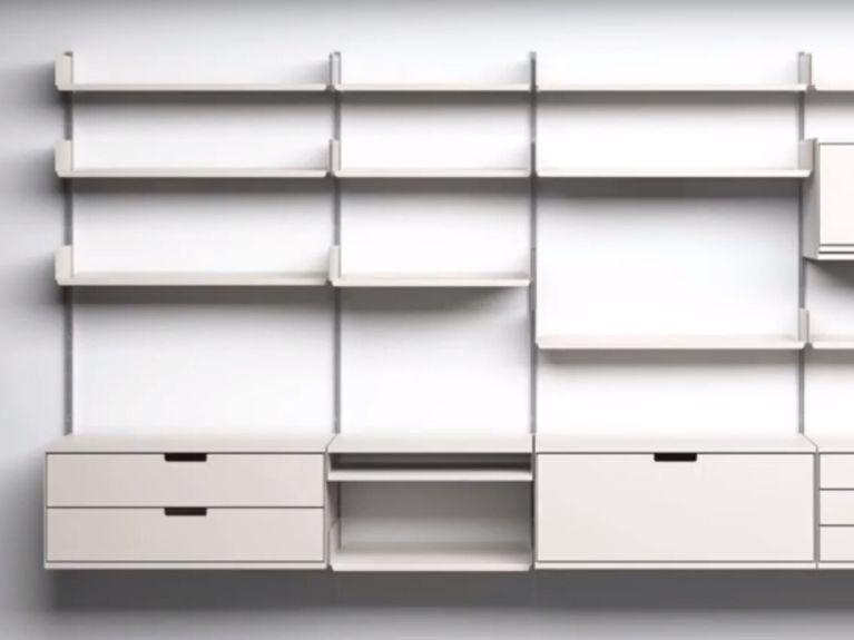 迪特·拉姆斯于 1960 年设计的白色 606 搁架系统。