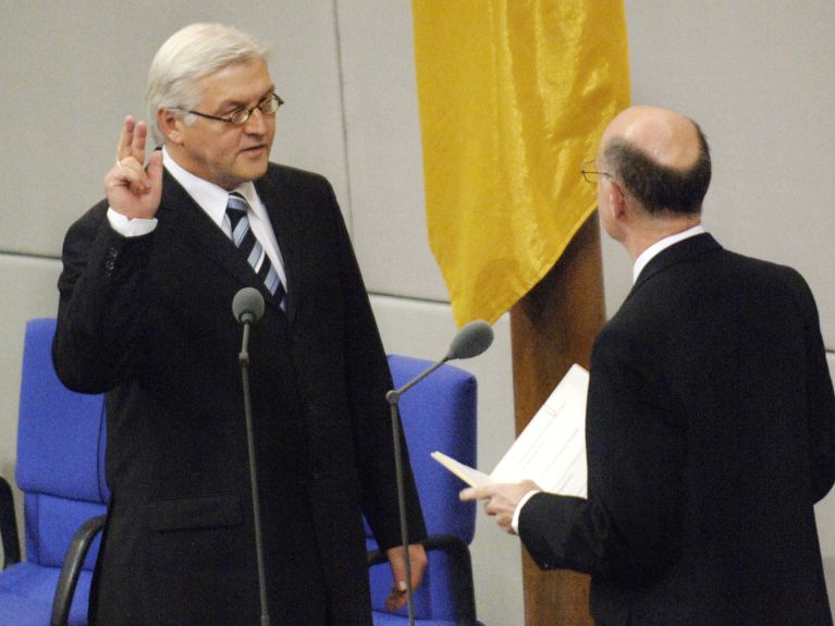 حلف اليمين الدستورية وزيرا للخارجية في 2005