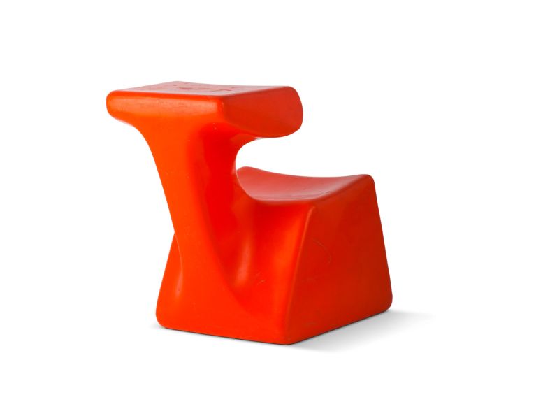 路易吉·克拉尼于 1971 年设计的橙色儿童坐具 Zocker，没有棱角。