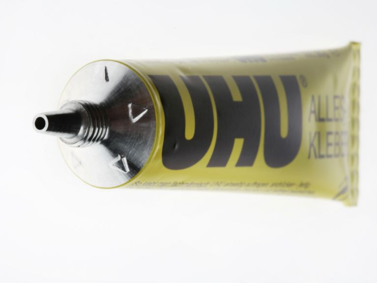 Eine Tube UHU-Alleskleber