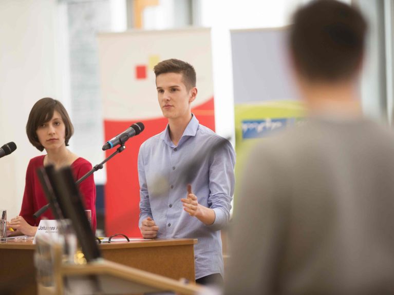     Les jeunes doivent être davantage pris en compte dans la vie politique.  