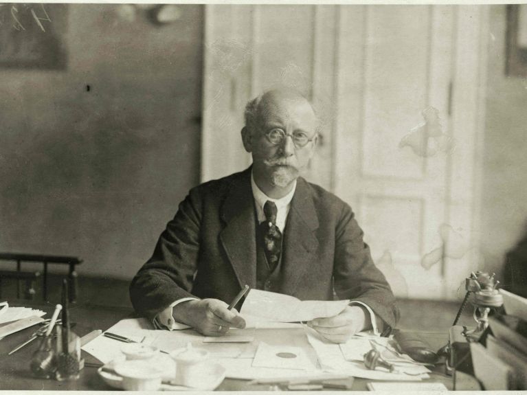 Sosyal demokrat Philipp Scheidemann 1918 yılında cumhuriyeti ilan etti.