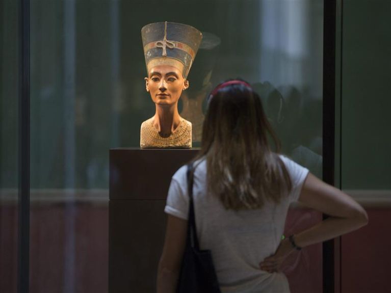 Popiersie Nefretete w północnej sali kopułowej Nowego Muzeum  