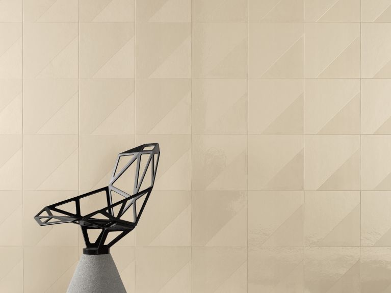 康士坦丁·葛切奇于 2004 年设计的 Chair_One 椅子，其设计以几何形状为特色。