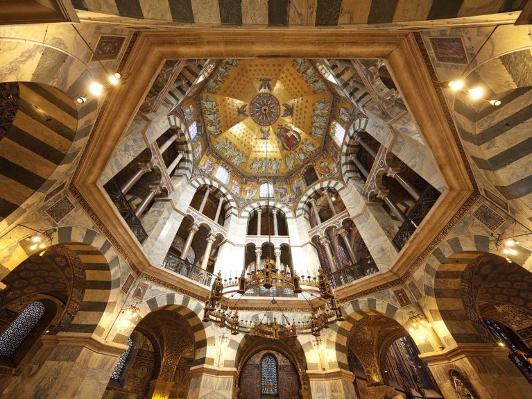 A Catedral de Aachen, onde Carlos Magno está sepultado