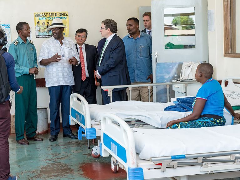 UNDP-Leiter Achim Steiner besucht eine Klinik in Simbabwe.