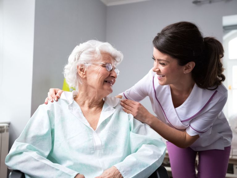 老人护理人员是受欢迎的专业技术人员。