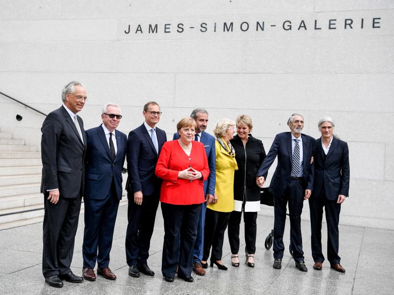 Angela Merkel mit dem Architekten David Chipperfield Angela Merkel mit dem Architekten David Chipperfield