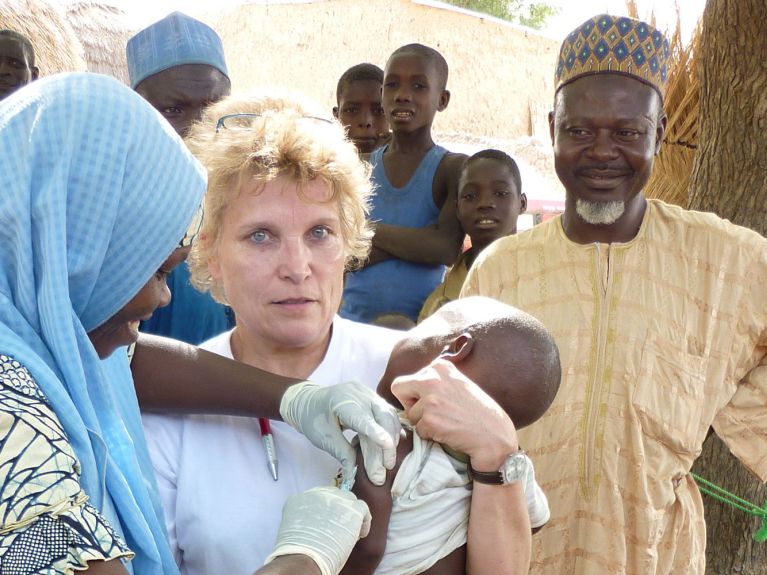 儿科护士在工作中：Heidi Anguria在尼日利亚。