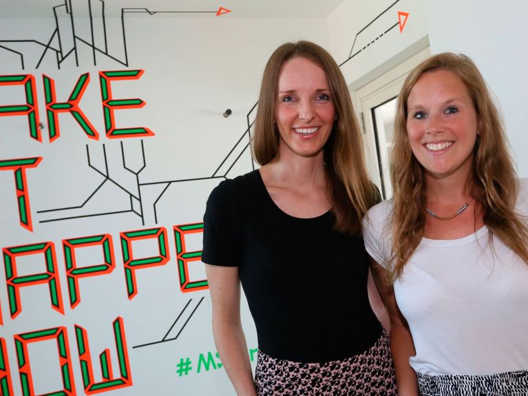 Tandemploy的Anna Kaiser（左）和Jana Tepe为共享工作做宣传。