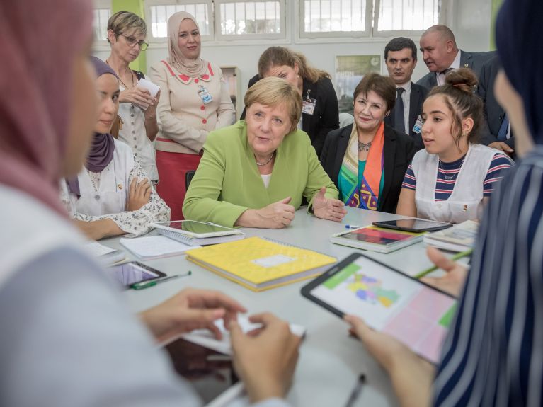 Angela Merkel visited the Lycée Aicha Oum El Mouminine in Algiers. Angela Merkel visited the Lycée Aicha Oum El Mouminine in Algiers.