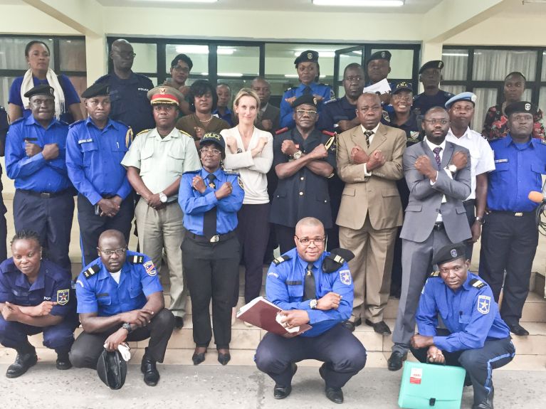 Cornelia Schneider Kongo’da polislerle tatbikat esnasında