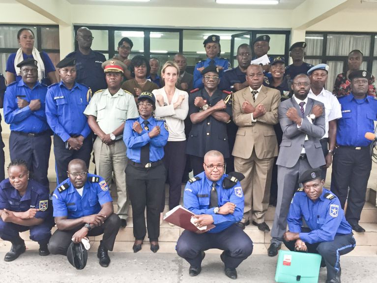 Cornelia Schneider lors d’une formation avec des policiers au Congo