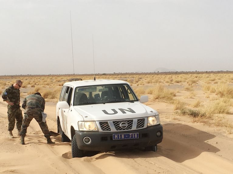 Etre bloqué dans le sable du désert – il n’y a pas de routes goudronnées