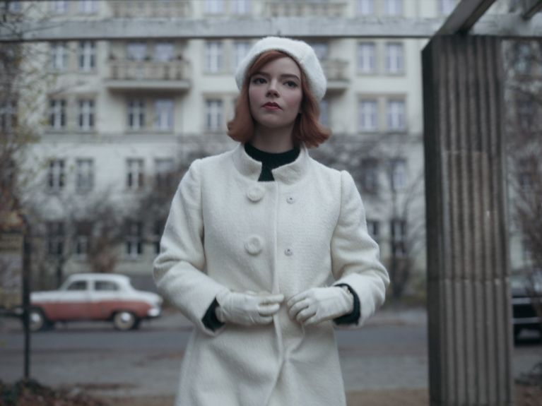 Zum Schluss läuft Beth durch die Straßen Moskaus, gespielt von der Karl-Marx-Allee in Berlin.  