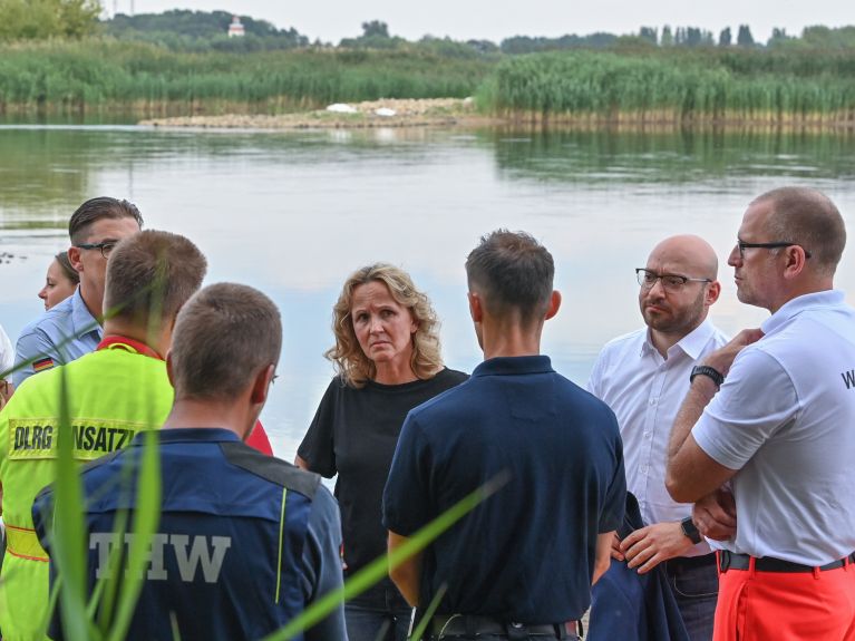 Federalna minister środowiska Steffi Lemke w rozmowie z wolontariuszami