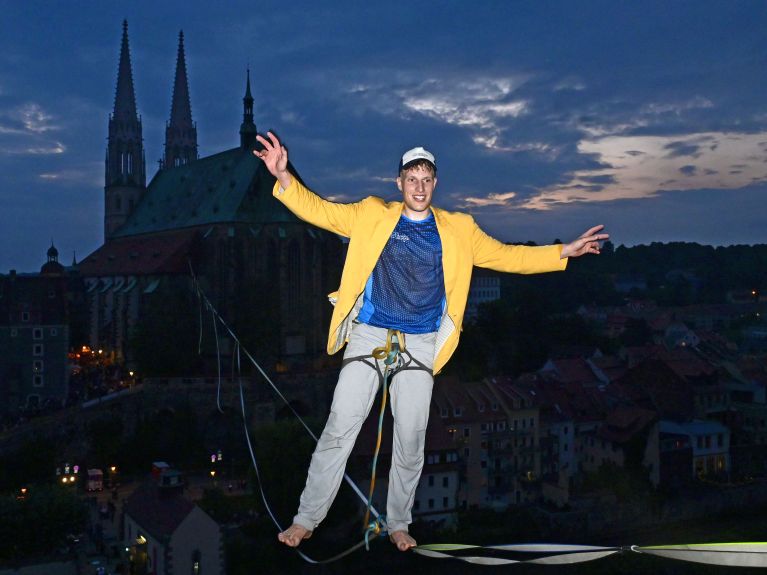 Auch so lässt sich der Grenzfluss überwinden: Seiltänzer zwischen Deutschland und Polen.