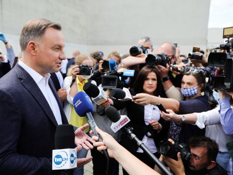 Prezydent RP Andrzej Duda rozmawia z dziennikarzami.