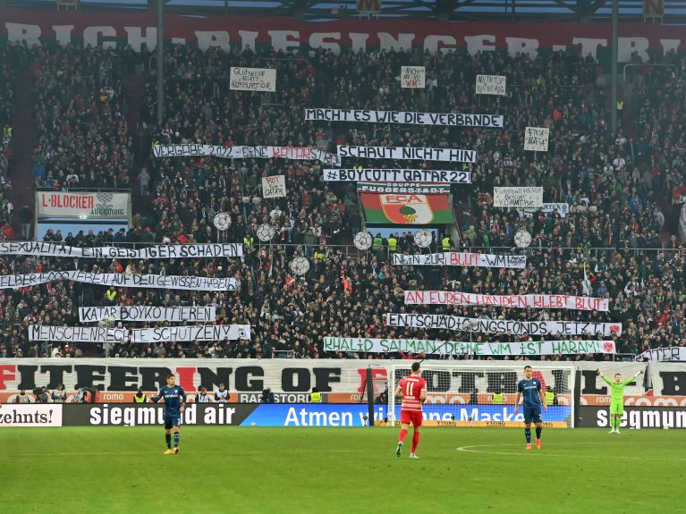 Фанаты протестуют во время матча Бундеслиги в Дортмунде.