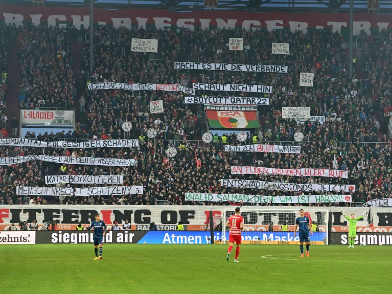 Los aficionados protestan en un partido de la Bundesliga en Dortmund.