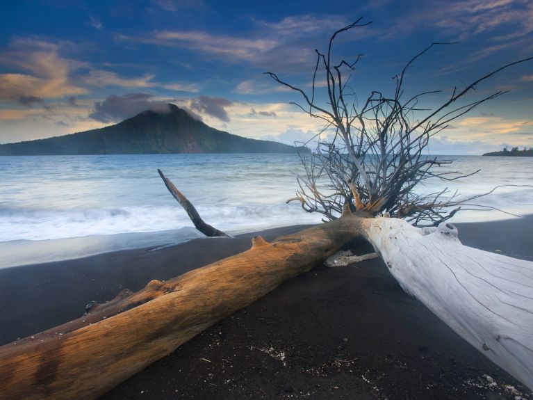 Der Vulkan Anak Krakatau, das „Kind des Krakatau“ Der Vulkan Anak Krakatau, das „Kind des Krakatau“