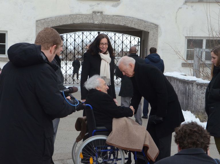 Joe Biden beim Besuch der KZ-Gedenkstätte Dachau im Februar 2015 