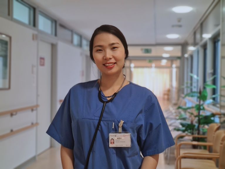Kieu Oanh in Arbeitskleidung in der Uniklinik Rostock. Kieu Oanh in Arbeitskleidung in der Uniklinik Rostock.