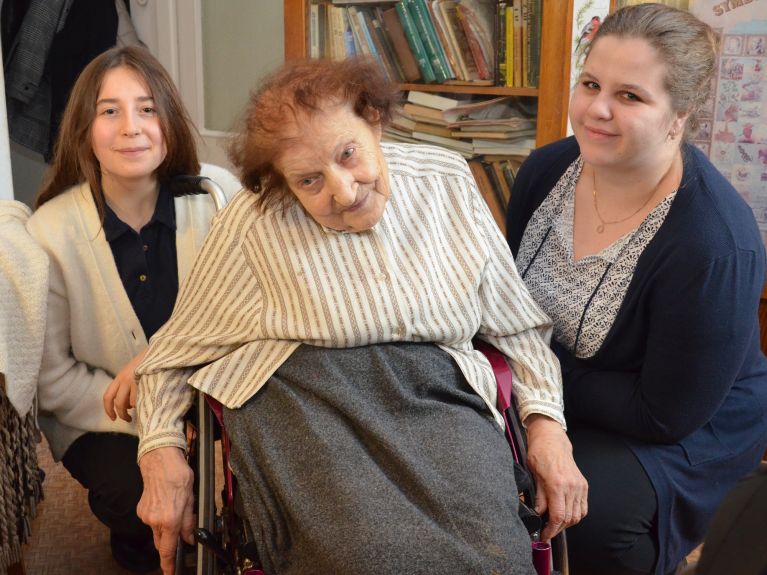 ocalała z Auschwitz Anna Szałaśna z Ruth Dahlhoff (po lewej) i Juliane Smykallą, wolontariuszkami Akcji Znaku Pokuty. ocalała z Auschwitz Anna Szałaśna z Ruth Dahlhoff (po lewej) i Juliane Smykallą, wolontariuszkami Akcji Znaku Pokuty.