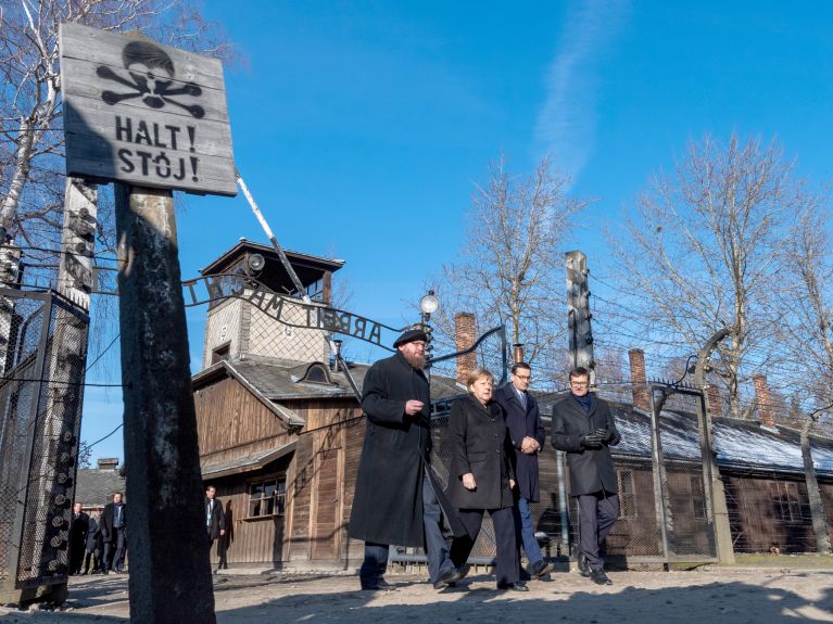 Kanclerz Niemiec Angela Merkel wraz z premierem RP Mateuszem Morawieckim odwiedza Auschwitz w grudniu 2019 roku. Obecni są także: Piotr Cywiński (1. od lewej), dyrektor Miejsca Pamięci i jego zastępca Andrzej Kacorzyk (1. od prawej).