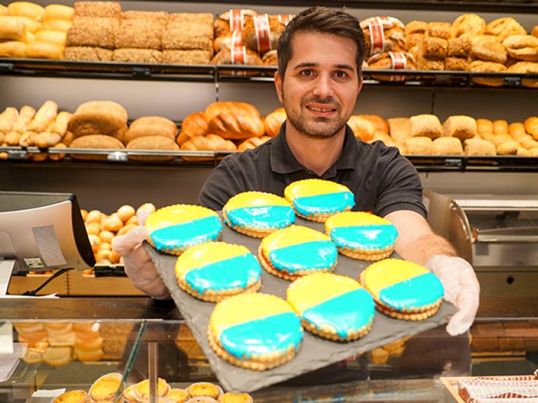 Bakeries in Hamburg show solidarity. The proceeds of the sales go to children's charities in Ukraine.