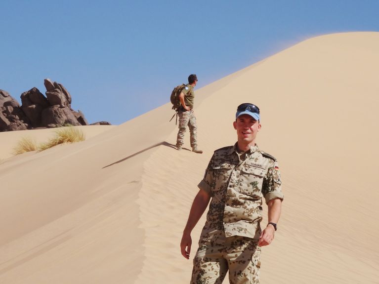 El capitán Tobias Radon durante su misión en el Sahara Occidental. 