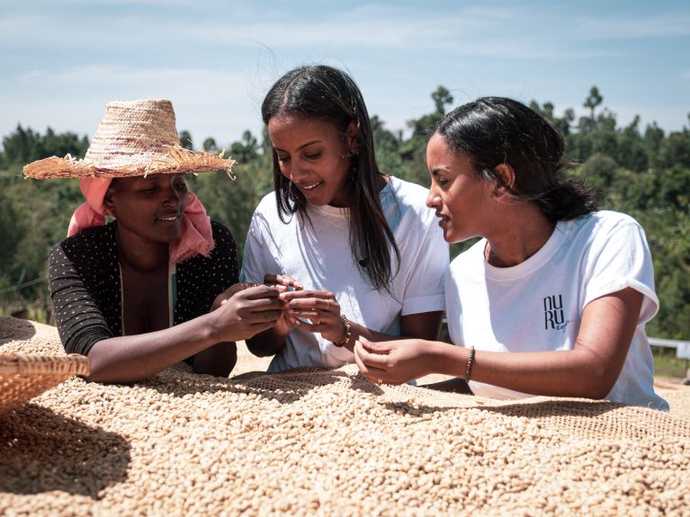 Aujourd’hui elle collabore à l’ONG « Menschen für Menschen »… … et dirige avec sa sœur la start-up nuruCoffee.