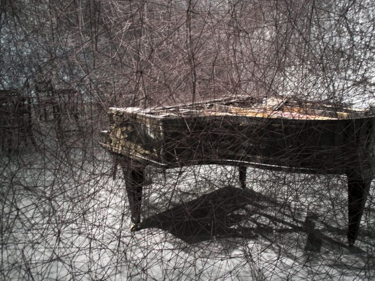 „W ciszy” („In Silence”) autorstwa Chiharu Shioty