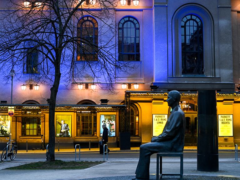 In solidarity with Ukraine, the Berliner Ensemble is lit up in the colours blue and yellow in the evening.