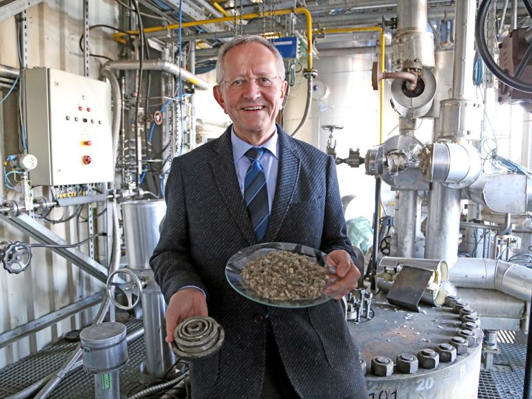 Bernd Meyer entwickelt ein Verfahren für chemisches Recycling.