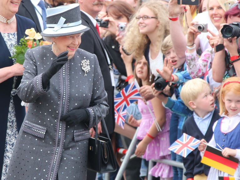 2015 Farewells before the flight home from Celle – the last time the Queen was in Germany