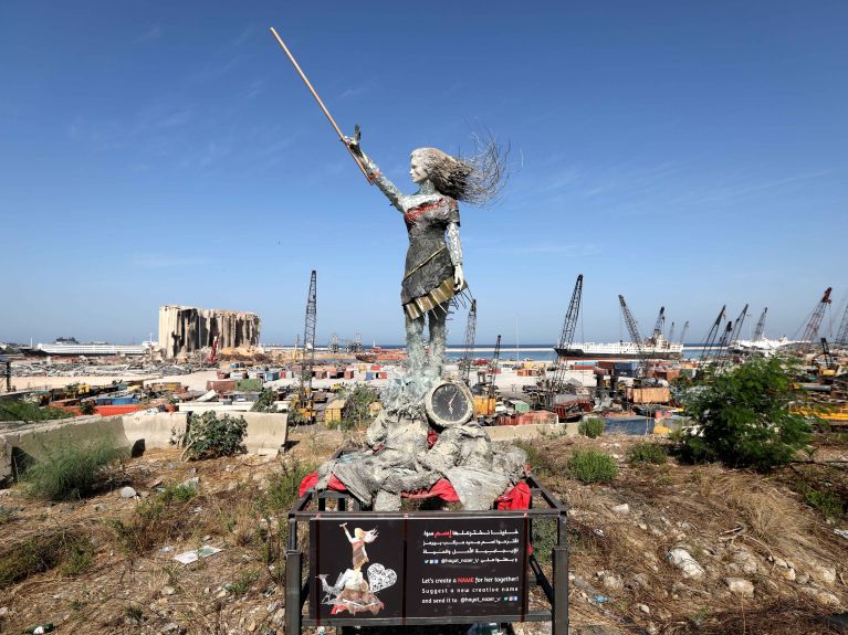 Eine Statue im Hafen erinnert an die verheerende Explosion.